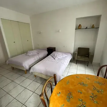 Апартаменты Charmant studio à Néris-les-Bains de 20 m²