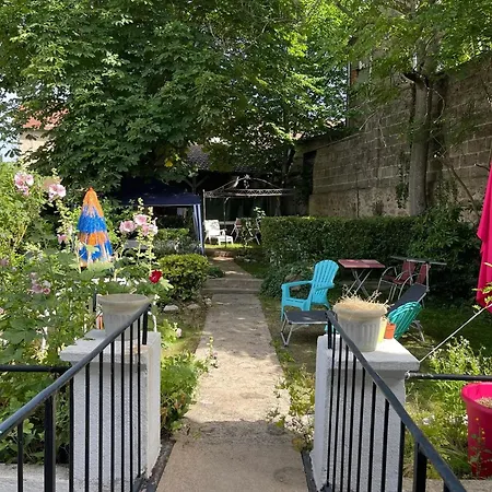 Charmant studio à Néris-les-Bains de 20 m² Апартаменты *