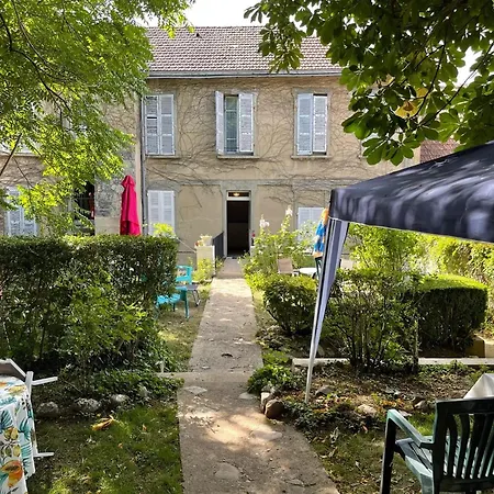 Апартаменты Charmant studio à Néris-les-Bains de 20 m² Нери-ле-Бен